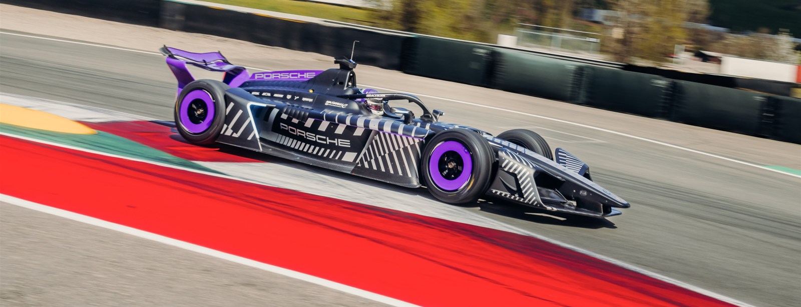 Porsche presenteert toekomstige 975 RSE Formule E-raceauto. 