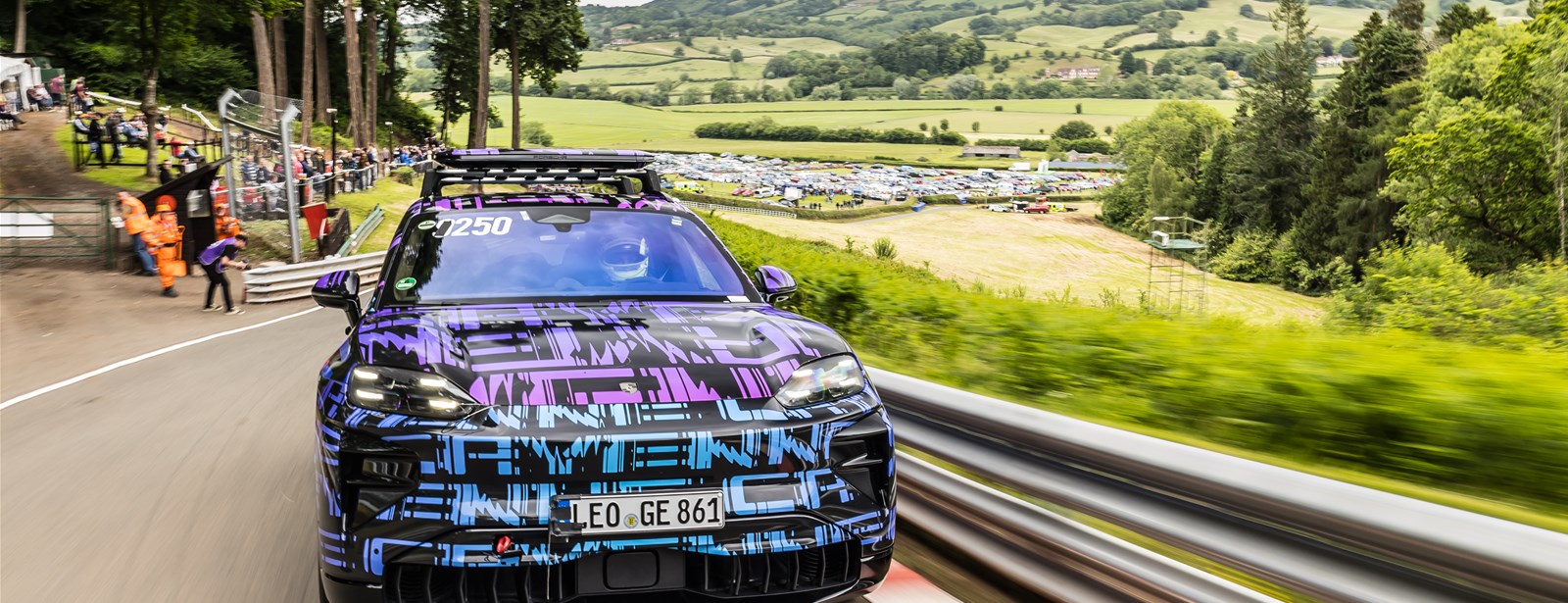 Gecamoufleerde nieuwe Porsche Cayenne toont prestaties en praktische inzetbaarheid.