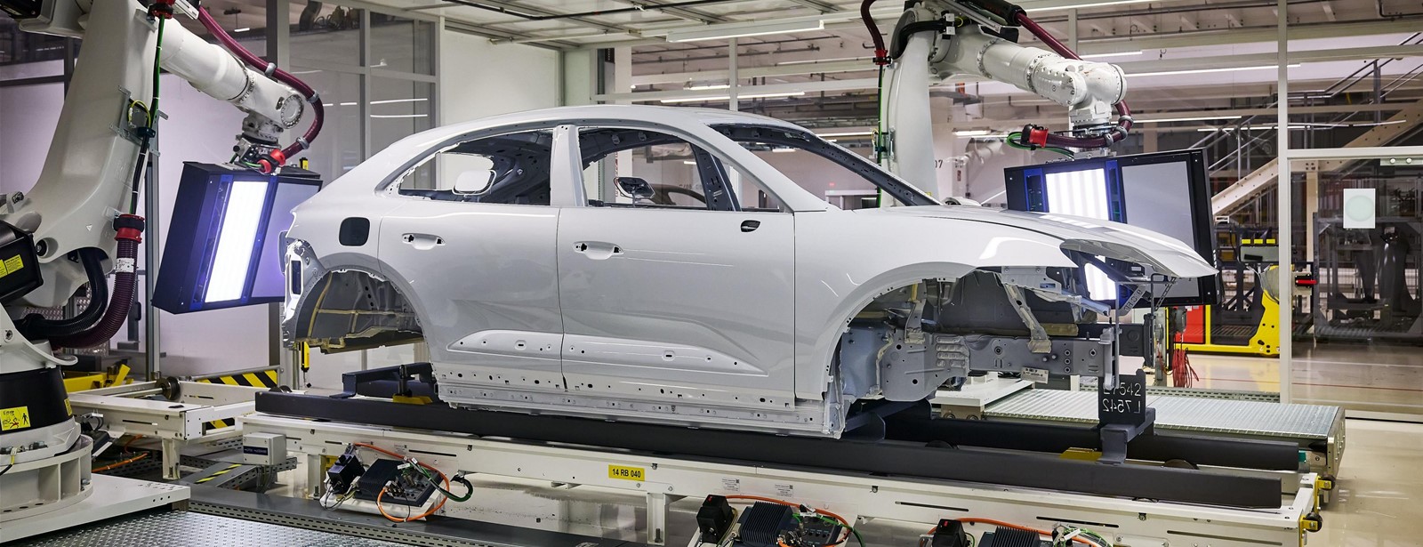 Een perfect samenspel van mens, machine en AI in de lakstraat van Porsche.