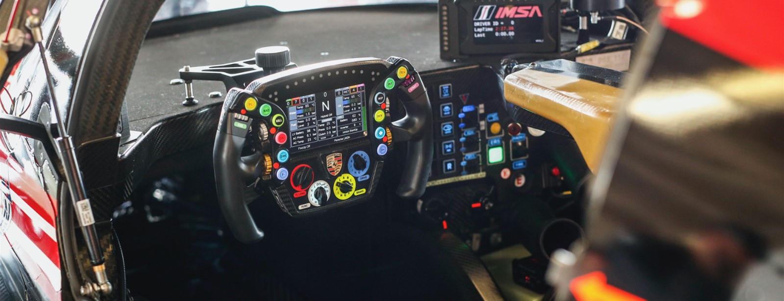 Nader verklaard: het stuurwiel van de Porsche 963.