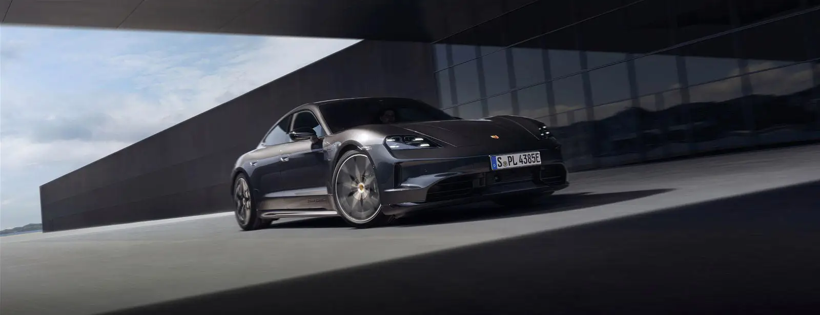 Sportief, stijlvol en extra hoogwaardig in uitrusting. - De nieuwe Porsche Taycan en Cayenne Black Edition.