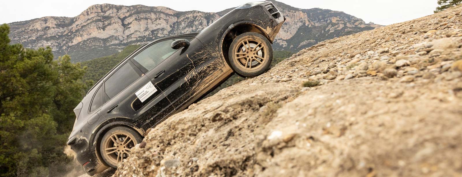 Vernieuwde Porsche Cayenne wordt op de proef gesteld.