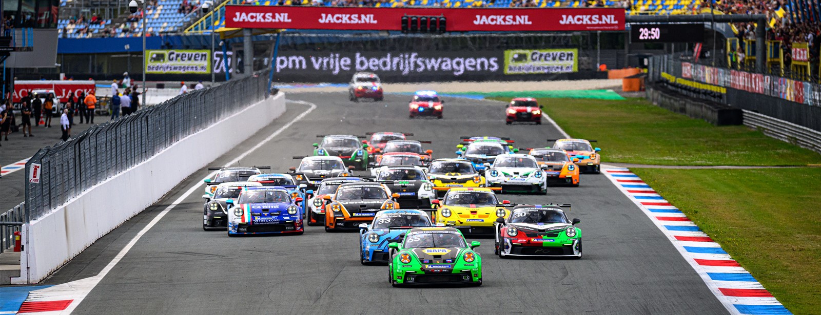 Larry ten Voorde koning van Assen, Dirk Schouten herovert leiding tussenstand Porsche Carrera Cup Benelux.