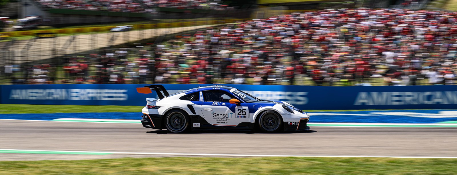 Nederlandse podiumsuccessen in turbulente seizoenstart Porsche Mobil 1 Supercup.