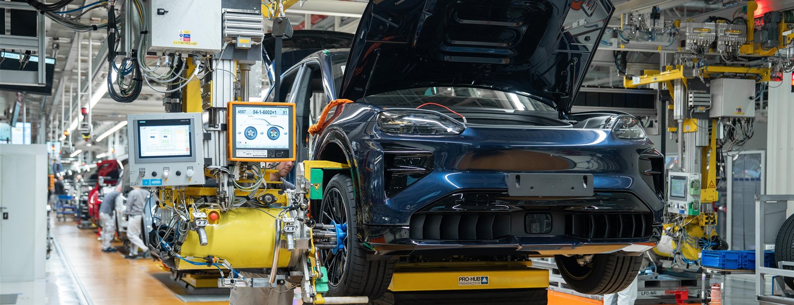 Porsche start productie van de Cayenne Electric en versterkt batterijexpertise. 