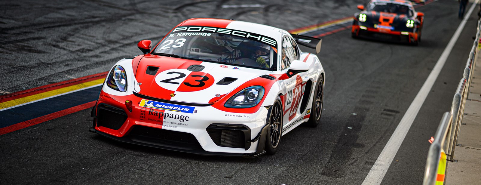 Van kantoor naar cockpit: Belle Rappange over haar ambitie om races te winnen in de Porsche Sprint Challenge Benelux.
