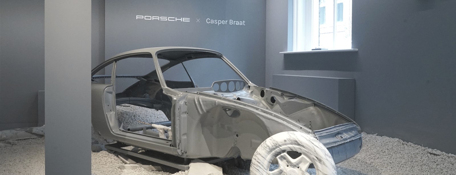 Porsche Nederland opent prikkelende tentoonstelling met kunstenaar Casper Braat.